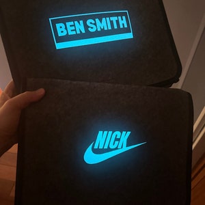 Kundenspezifisches Namenslogo, Glow in the Dark Bedside Caddy, personalisiertes Geschenk mit Namenslogo - Bedside Caddy speichert Fernbedienung, Laptop, Tablet in der Nähe des Bettes