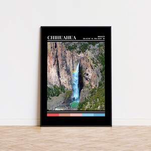 Op de afbeelding: Een zwart-witte poster met de tekst "CHIHUAHUA MEXICO 28.6330&deg; N, 106.0691&deg; W" en een foto van een waterval in een berglandschap. De poster heeft een kleurenpalet van rood, bruin, blauw en groen.