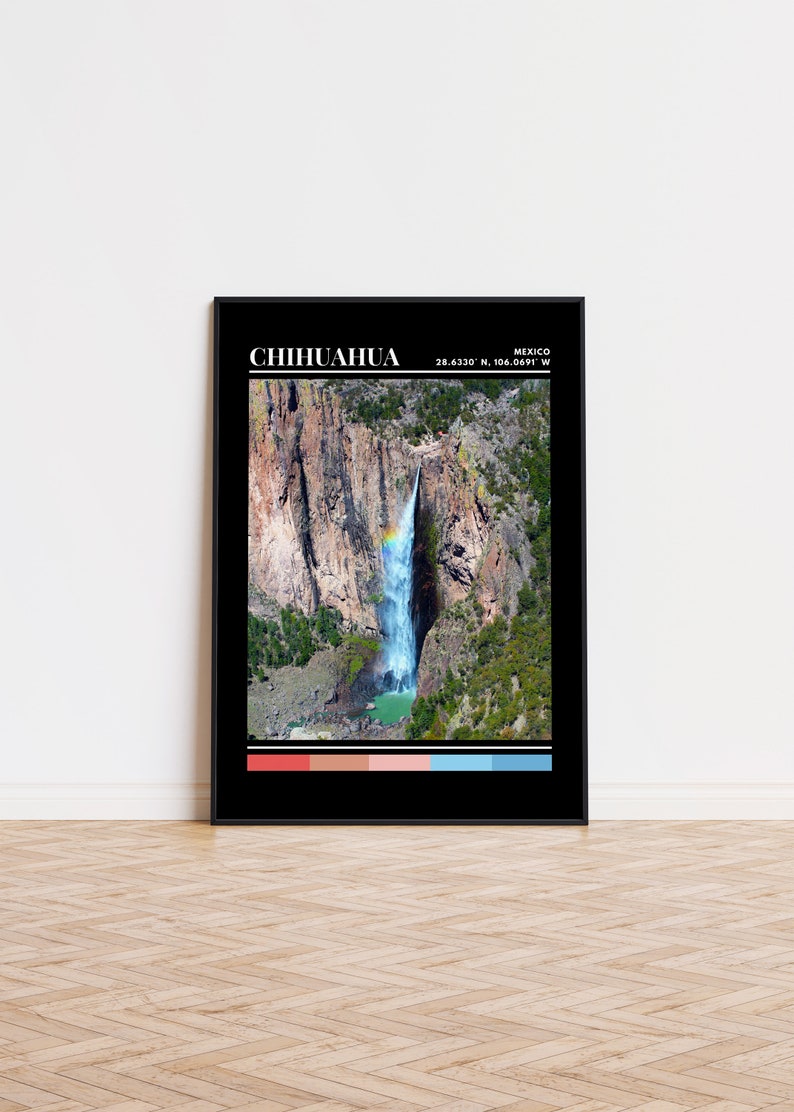 Op de afbeelding: Een zwart-witte poster met de tekst "CHIHUAHUA MEXICO 28.6330&deg; N, 106.0691&deg; W" en een foto van een waterval in een berglandschap. De poster heeft een kleurenpalet van rood, bruin, blauw en groen.