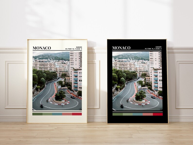 Peut inclure: Deux impressions encadr&eacute;es en noir et blanc d'une sc&egrave;ne de rue de ville avec une route sinueuse et des b&acirc;timents. Le texte "MONACO" et "EUROPE" est en haut de chaque impression. Les impressions ont une palette de couleurs verte, bleue, rose et rouge en bas.