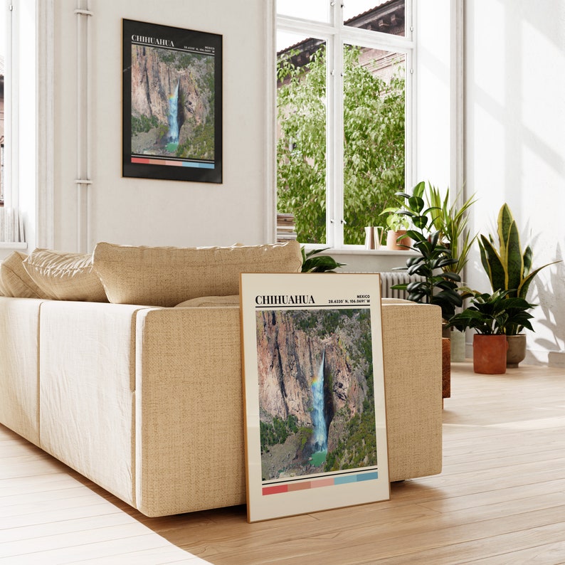 Op de afbeelding: Een poster met een foto van een waterval in een canyon. De poster heeft de titel "CHIHUAHUA" en heeft een kleurenpalet van rood, oranje, geel, groen, blauw en wit.