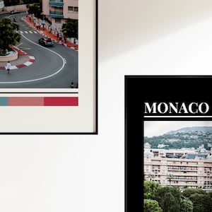 Peut inclure: Deux photographies encadr&eacute;es de Monaco, l'une montrant une route sinueuse avec une voiture et des gens qui marchent, l'autre montrant une vue de la ville avec des b&acirc;timents et des arbres. La deuxi&egrave;me photo porte le mot "MONACO" imprim&eacute; en lettres blanches sur fond noir.