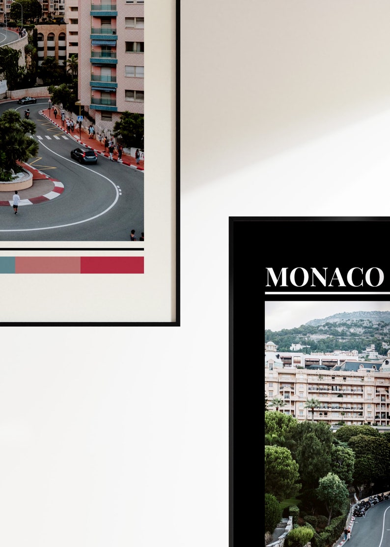 Peut inclure: Deux photographies encadr&eacute;es de Monaco, l'une montrant une route sinueuse avec une voiture et des gens qui marchent, l'autre montrant une vue de la ville avec des b&acirc;timents et des arbres. La deuxi&egrave;me photo porte le mot "MONACO" imprim&eacute; en lettres blanches sur fond noir.