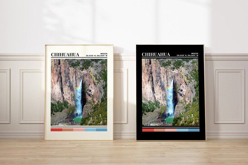 Op de afbeelding: Twee ingelijste prints van een waterval in Chihuahua, Mexico. De prints zijn identiek behalve de achtergrondkleur, een is wit en de andere is zwart. Beide prints bevatten een kleurenpalet van de afbeelding.