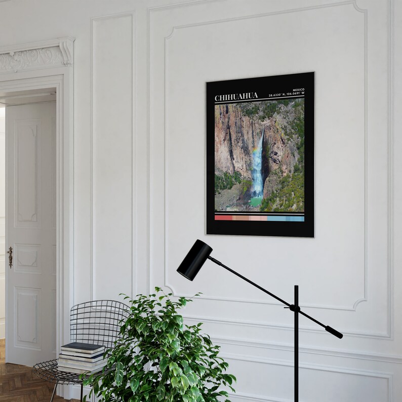 Op de afbeelding: Een zwart-witte poster met het woord "SINALOA" in witte tekst bovenaan. De poster toont een foto van een waterval die naar beneden stort over een rotsachtige klif. De waterval is omgeven door weelderige groene vegetatie. De poster bevat ook de co&ouml;rdinaten "28.4329&deg; N, 106.0497&deg; W" en het woord "MEXICO" in witte tekst.