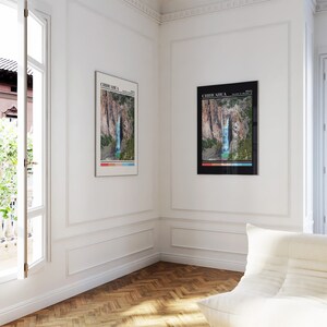 Op de afbeelding: Twee ingelijste prints van een waterval in een berglandschap. De prints zijn getiteld "CHIHUAHUA" en hebben een kleurenpalet van blauw, groen en bruin. De prints hangen aan een witte muur in een kamer met een witte bank.