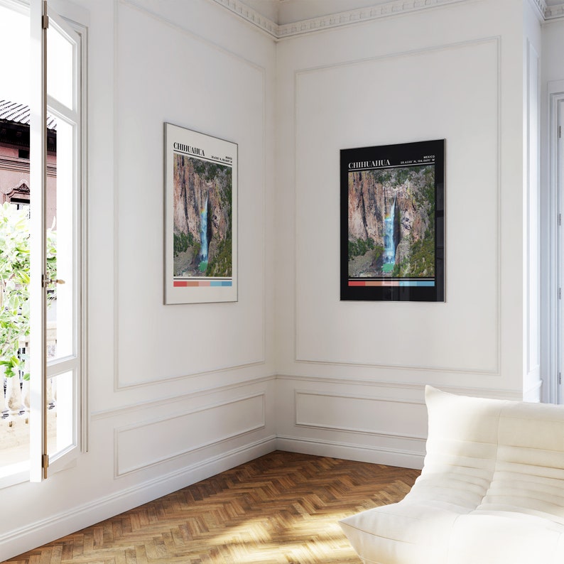 Op de afbeelding: Twee ingelijste prints van een waterval in een berglandschap. De prints zijn getiteld "CHIHUAHUA" en hebben een kleurenpalet van blauw, groen en bruin. De prints hangen aan een witte muur in een kamer met een witte bank.