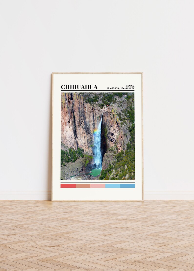 Op de afbeelding: Een ingelijste print van een waterval in Chihuahua, Mexico. De print toont een kleurrijke regenboog boven de waterval en een kleurenpalet van rood, oranje, roze, blauw en groen.