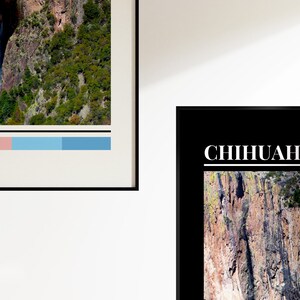 Op de afbeelding: Twee ingelijste foto's van een rotsachtige klif. De bovenste foto heeft een blauwe en roze kleurbalk onderaan. De onderste foto heeft het woord "CHIHUAHUA" in wit bovenaan gedrukt.