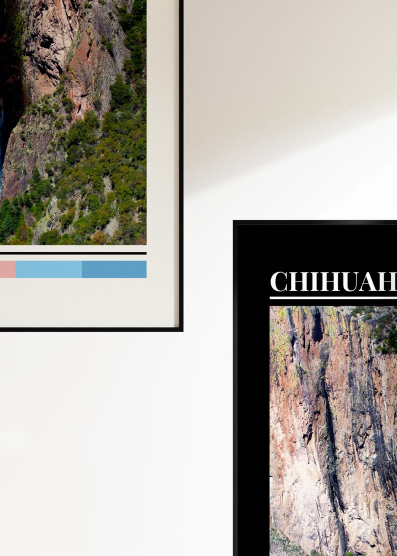 Op de afbeelding: Twee ingelijste foto's van een rotsachtige klif. De bovenste foto heeft een blauwe en roze kleurbalk onderaan. De onderste foto heeft het woord "CHIHUAHUA" in wit bovenaan gedrukt.