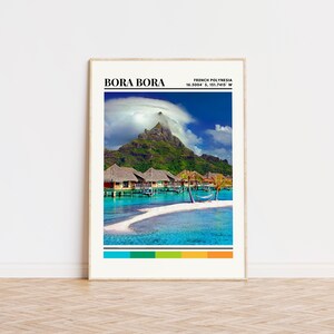 Könnte beinhalten: Ein gerahmter Druck von Bora Bora, Französisch-Polynesien, mit einem Berg im Hintergrund, einem weißen Sandstrand und türkisfarbenem Wasser. Der Druck enthält den Text "Bora Bora" und "Französisch-Polynesien 16.5004° S, 151.7415° W".