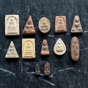 Thailändska Buddha-leramulettavlor: Heliga buddhistiska reliker, altardekor (set om 13)