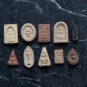 Thailändska Buddha-leramulettavlor: Heliga buddhistiska reliker, altardekor (set om 10)