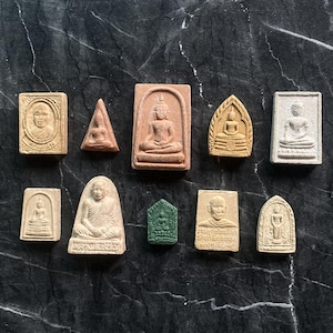 Thailändska Buddha-leramulettavlor: Heliga buddhistiska reliker, altardekor (set om 10)