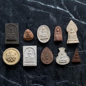 Thailändska Buddha-leramulettavlor: Heliga buddhistiska reliker, altardekor (set om 10)