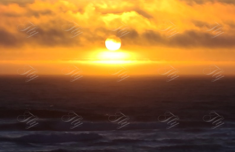 Puede incluir: Una puesta de sol naranja brillante sobre un oc&eacute;ano azul oscuro con olas. El sol se pone en la distancia, proyectando un brillo c&aacute;lido sobre el agua.