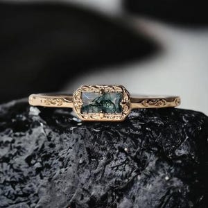 Anillo de boda de ágata de musgo natural Anillo de oro amarillo Art Déco Anillos de aniversario de ágata verde de corte baguette único Regalo de joyería delicada para ella