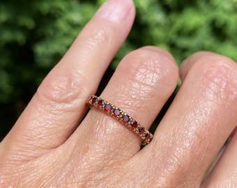 14k gouden trouwring met robijn, minimalistische ring van massief goud met robijn, ring met marquiseslijpsel, ring met roze edelsteen, elegante stapelring voor dames