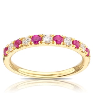 Könnte beinhalten: Ein Goldring mit abwechselnden Rubin- und Diamant-Steinen.