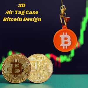 Pode incluir: Duas moedas de Bitcoin douradas com um chaveiro de Bitcoin laranja impresso em 3D pendurado acima delas. O fundo é um gráfico verde e vermelho.