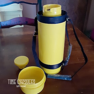 Vintage Crown Corning Outdoor Thermique 11.5&quot; Insulated thermos. NOS. Glass Insulated Bright Yellow with Black Carry Strap.