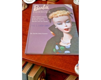 Libro con copertina rigida, Barbie Fashion Volume 1: 1959-1967 di Sarah SinkEames