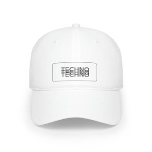 Op de afbeelding: Witte baseballcap met een gebogen klep. De cap heeft het woord "TECHNO" in een zwarte, gestapelde lettertype in een rechthoekig kader. De hoed is gemaakt van een glad, effen wit materiaal.
