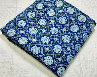 Blau Floral Ajrakh Baumwolle Stoff: Hand Block Print Schneiderei Stoff