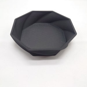 以下が含まれることがあります： 表面がテクスチャ加工された黒い八角形のボウル。ボウルは3Dプリントされた素材で作られています。