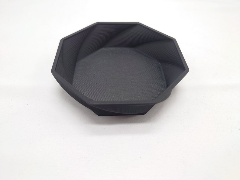 以下が含まれることがあります： 表面がテクスチャ加工された黒い八角形のボウル。ボウルは3Dプリントされた素材で作られています。