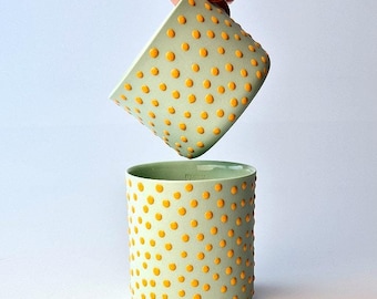 Tasse à café en porcelaine faite main : motif à pois orange, verres artisanaux