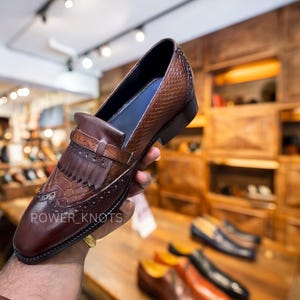 Herrhandgjorda, skräddarsydda italienska bruna, handmålade patina-mockasiner med tvåfärgade fransar, lyxiga bruna pytonmockasiner