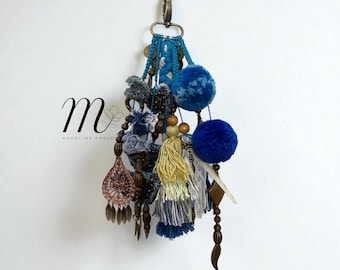 Portachiavi con nappa boho blu e pompon, ciondolo per borsa fatto a mano