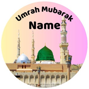 Puede incluir: Gráfico redondo con una ilustración de mezquita y las palabras "Umrah Mubarak Name" en negro. La mezquita presenta una cúpula verde, minaretes blancos y una cúpula azul, sobre un fondo degradado.