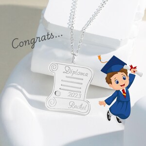 Collar con diploma de graduación personalizado, colgante con nombre y año de universidad 2025 • Regalo para ella • Joyería conmemorativa grabada para graduación