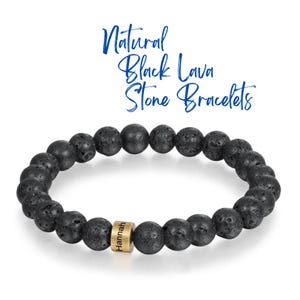 Könnte beinhalten: Ein Armband aus schwarzem Lavastein mit einer goldfarbenen Perle mit dem eingravierten Namen "Hannah". Das Armband besteht aus runden, porösen schwarzen Lavasteinen. Der Text "Natural Black Lava Stone Bracelets" ist in blauer Schrift geschrieben.