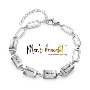 Puede incluir: Una pulsera plateada con eslabones rectangulares y placas con nombres grabados. La pulsera presenta el texto "Men's bracelet with Name Engraving" en letras doradas. La pulsera está sobre un fondo blanco.