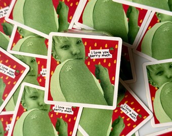 Può includere: Adesivi quadrati con un'immagine in tonalità verde di una persona, il testo "I love you berry much" e un'illustrazione di fragola. Lo sfondo è rosso con un motivo a fragole. Gli adesivi sono sparsi.