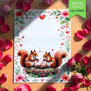Könnte beinhalten: Eine Aquarell-Illustration von zwei Eichhörnchen, die in einem Nest sitzen und ein rotes Band halten. Die Eichhörnchen sind von rosa Blumen und grünen Blättern umgeben. Der Hintergrund ist weiß mit rosa Herzen.