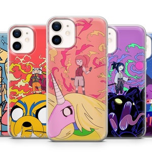 Puede incluir: Cinco fundas de teléfono diferentes con personajes de dibujos animados coloridos y diseños. Las fundas son transparentes y muestran el objetivo de la cámara del teléfono.