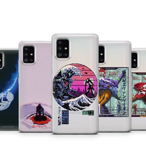 Op de afbeelding: Vier verschillende telefoonhoesjes met anime-personages uit de serie Neon Genesis Evangelion. De hoesjes zijn transparant en tonen de personages in verschillende poses. De tekst op de hoesjes luidt "Neon Genesis Evangelion", "逃げないで", "伝道", en "ネオンの起源".