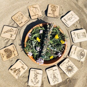 Houten affirmatiekaarten - 12 "Ik ben"-kaarten met standaard - Mindfulness- en yogadecoratie - Cadeau voor spiritualiteit en meditatie, rituele kaarten