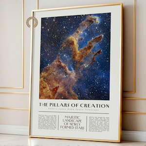 Könnte beinhalten: Ein Poster mit einem farbenfrohen Bild der Säulen der Schöpfung, einer Sternentstehungsregion im Adlernebel, aufgenommen vom James-Webb-Weltraumteleskop. Das Poster enthält den Text "The Pillars of Creation" und "NASA's James Webb Space Telescope".