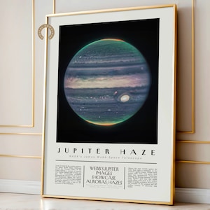 Puede incluir: Un póster con una imagen colorida de Júpiter, tomada por el telescopio espacial James Webb. El texto en el póster dice "Jupiter Haze, NASA's James Webb Space Telescope. Webb's Jupiter Images Showcase Auroras, Hazes".
