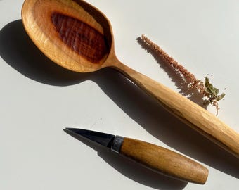 Cuchara grande de madera tallada a mano. Cucharón de madera de ciruela damascena recuperada.