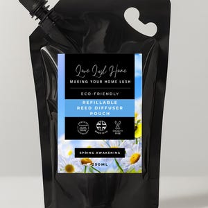 Puede incluir: Bolsa negra recargable para difusor de caña con una etiqueta blanca. La etiqueta dice "Love Lush Home" y "Spring Awakening". La bolsa contiene 250 ml de líquido y es ecológica y libre de crueldad.