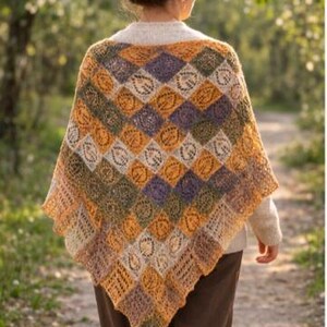 Puede incluir: Un chal triangular de punto con un diseño de rombos en tonos amarillo mostaza, verde oliva, morado y crema. El chal presenta una intrincada textura de encaje dentro de cada rombo y un borde festoneado decorativo en la parte inferior.
