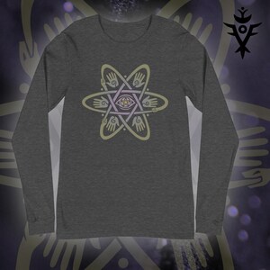 Könnte beinhalten: Dunkelgraues Langarmshirt mit einem stilisierten Design in Form eines Sterns mit Händen und einem Auge in der Mitte. Das Design ist in den Farbtönen Hellviolett und Beige gehalten. Das Shirt ist aus weichem Material.