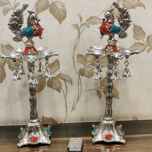 Set di 2 Samai Diya a forma di pavone con lavorazione in pietra, regalo unico placcato in argento, Deepam in argento, Diya in metallo a 5 stoppini, lampada a olio Puja indiana, Diya in ottone