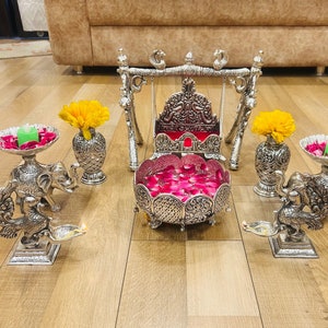 Set van 1 zilveren schommel voor God, 2 olifantenschalen, 2 bloemenvazen, 2 diya's met pauwenveer, 1 decoratieve urli, diwali-decor, gratis expreslevering